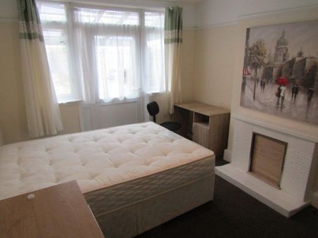 4 bedroom end of terrace house to rent - Photo 3