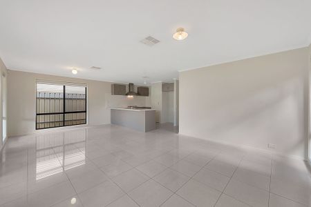 Large Modern Family - 20 Minutes to CBD - Photo 2