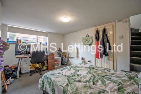 3 Bedroom Mid Terraced House for rent in Beechwood View - Photo 2