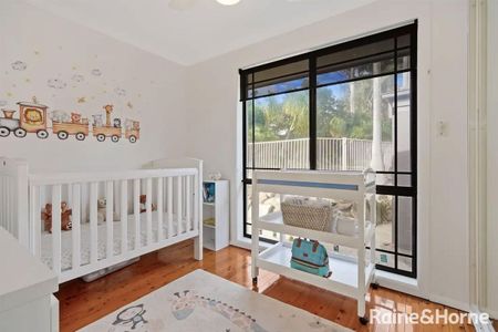 Spacious Five-Bedroom Family Home with Pool in Peaceful Cul-de-Sac - Photo 3