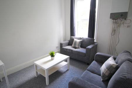 2 Bedroom Apartment - Photo 2