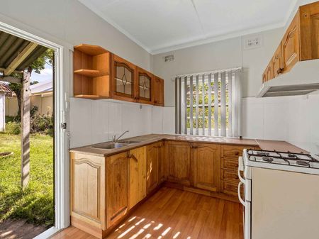 3 Bedroom Home In Desirable Neighbourhood - Photo 3