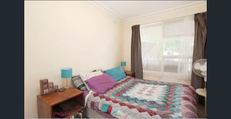Spacious 2 bedroom unit with extra adaptable room in prime location - Photo 4