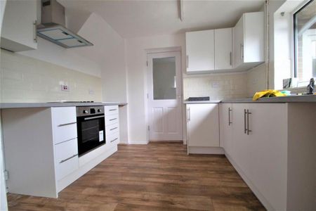 3 bedroom semi-detached house to rent - Photo 3