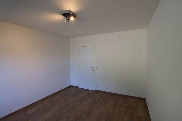 Een gerenoveerd appartement op de benedenverdieping rechts van de rechter ingang met terras en garage. - Foto 1