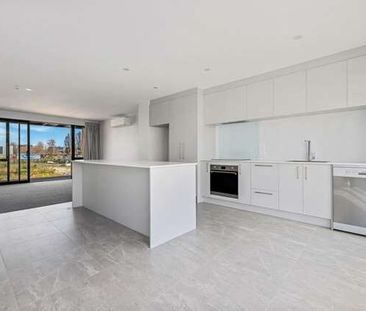 CITY CENTRE – 3 BEDROOM, 2 BATHROOM, SINGLE GARAGE - Photo 4