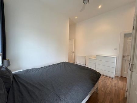 3 bedroom flat to rent - Photo 4