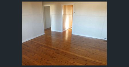 Comfortable family living in prime location! - Photo 2