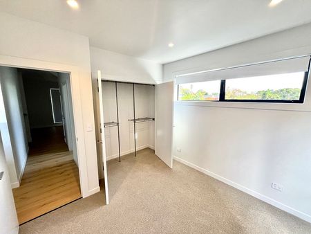 BRAND NEW, SPACIOUS, INNER CITY - WESTERN SPRINGS - Photo 4