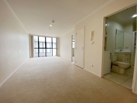 NEWMARKET - Two Bedroom Two Bathroom Apartment - Photo 5