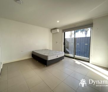 Private Room with Ensuite – Room 5 Available for Lease - Photo 2