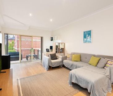 Tastefully Renovated, Oversized (218 sqm) Sun-Filled Garden Apartme... - Photo 2