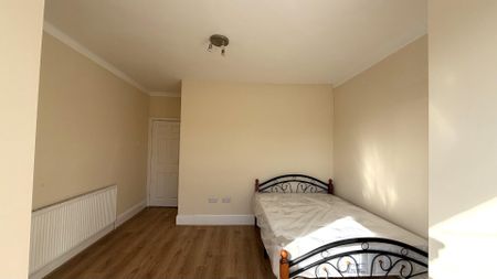 Seymour Gardens, Cranbrook, Ilford - Photo 2