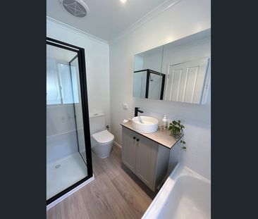 Fully Renovated 2 brm Townhouse - Photo 4