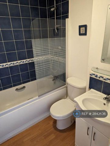 1 bedroom in a flat share to rent - Photo 4