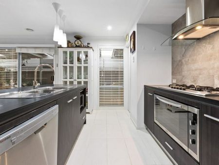 Stunning Family Home for Rent in Cranbourne West - Photo 2