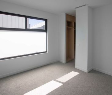 Architecturally crafted townhouse - Photo 3