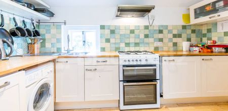 Fantastic modern two double bedroom apartment in a converted bank mins to tube - Photo 4