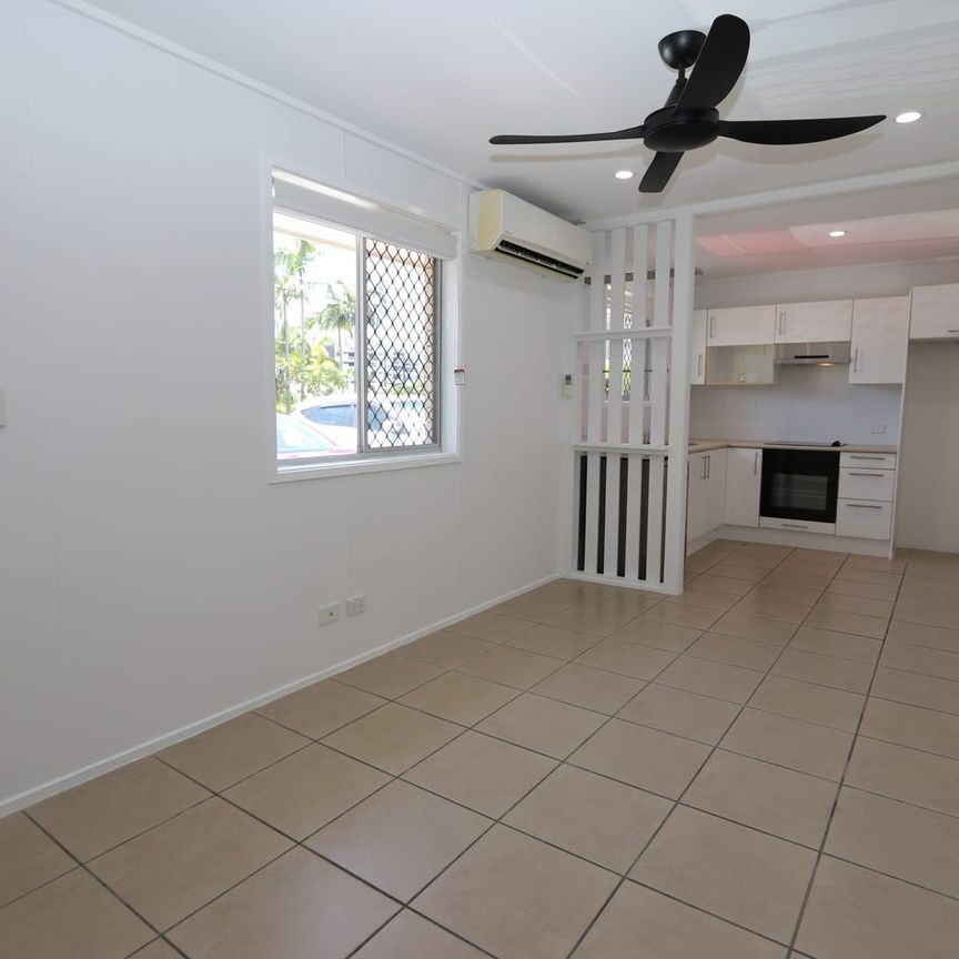 Refreshed unit within minutes to the Broadwater! - Photo 1