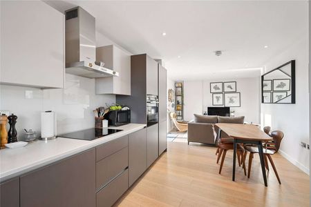 This 2 bed penthouse apartment, offers a wrap around balcony with panoramic views of London. - Photo 4