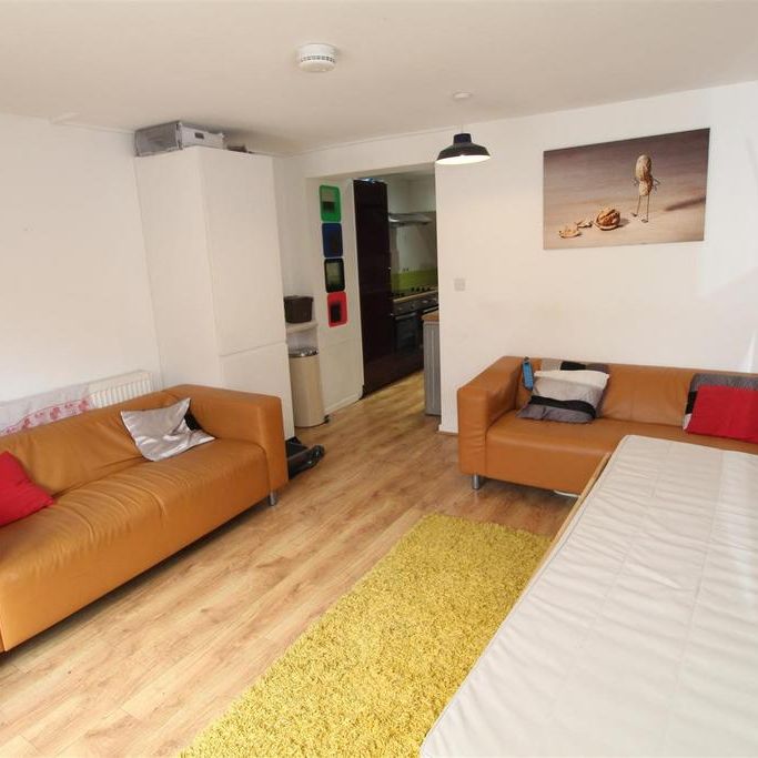 6 bedroom private hall to rent - Photo 1