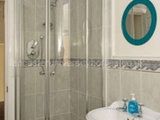 Large 6 Double Bedroom House Located in the heart of Lancaster Room 6 - Photo 1