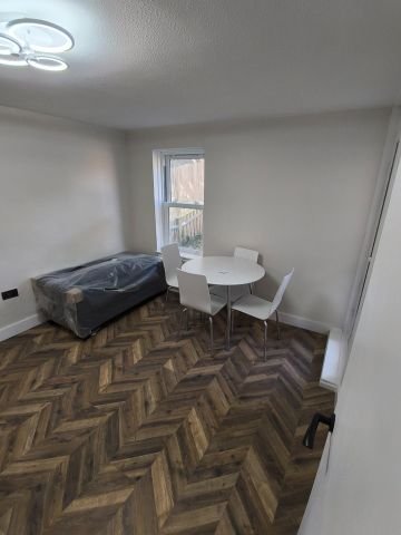 2 Bed Flat, Boscombe Gardens, SW16 - Photo 2