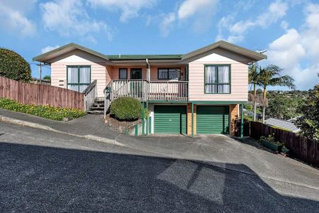 Sunny and warm three bedroom house in Onerahi - Photo 2