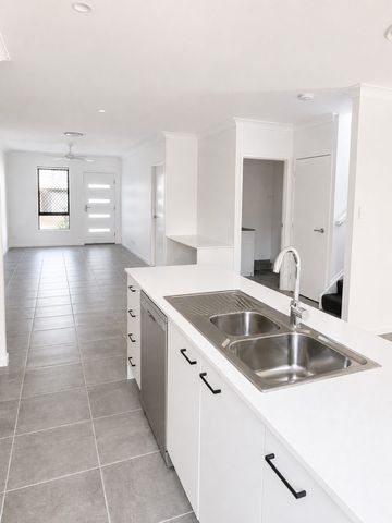 ***BRAND NEW*** 2 WEEKS FREE RENT*-4 BEDROOM TOWNHOUSE AVAILABLE NOW - Photo 2