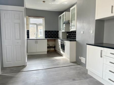 3 Bed Maisonette, Ling Road, E16 - Photo 2