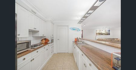 Luxury Beachside Bliss in North Wollongong - FULLY FURNISHED - Photo 4