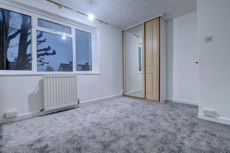 4 bedroom semi-detached house to rent - Photo 5