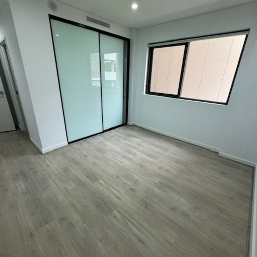 Beautiful 2 Bedroom Apartment - Fantastic Location! - Photo 1