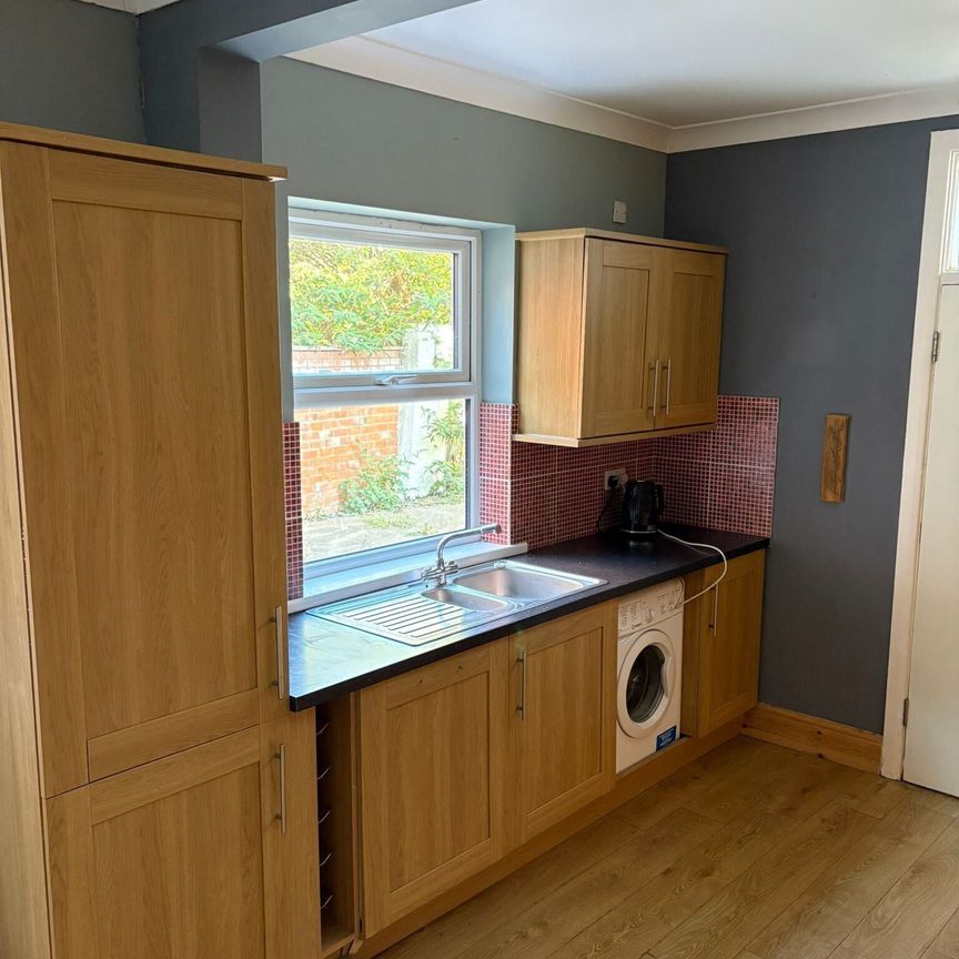 De La Pole Avenue, Hull - Photo 1