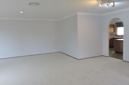 GREAT FAMILY HOME WITH POOL - Photo 5