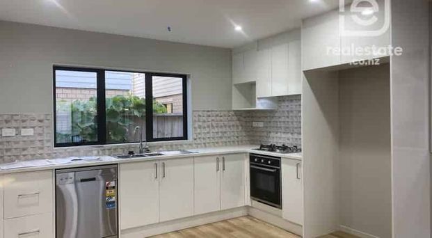 Modern & Spacious Townhouse in Central Papatoetoe - Photo 1