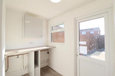 4 bedroom semi-detached house to rent - Photo 4