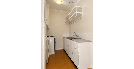 Safe & Secure Living – Bright Top-Floor Apartment - Photo 4