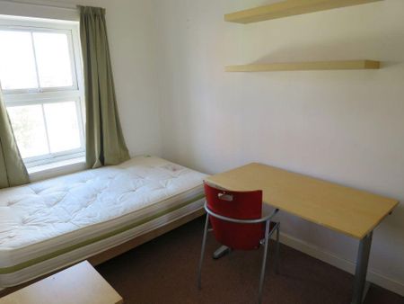 3 bedroom flat to rent - Photo 3