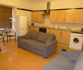 Flat, Central Buxton, 4 Beds, 60 - Photo 2