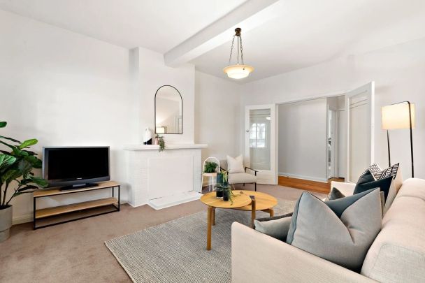 North Facing, Spacious Art Deco – Ground Floor - Photo 1