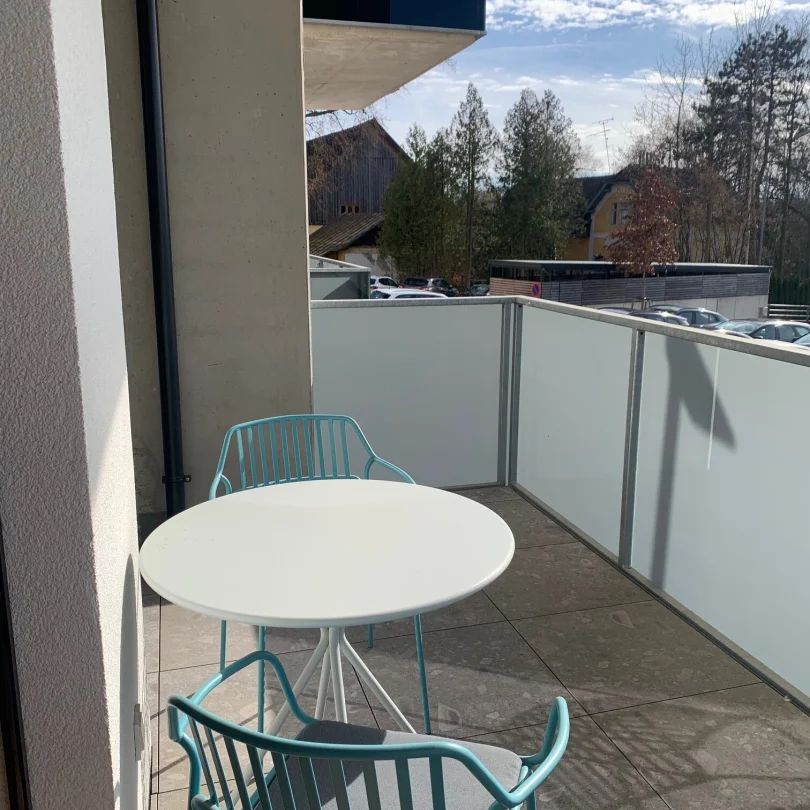 hochwertig vollmöblierte 2-Zimmer-Wohnung mit großzügigem Balkon und Blick auf die Pram - Foto 1