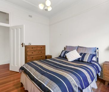 Stunning refurbished three bedroom apartment! - Photo 4