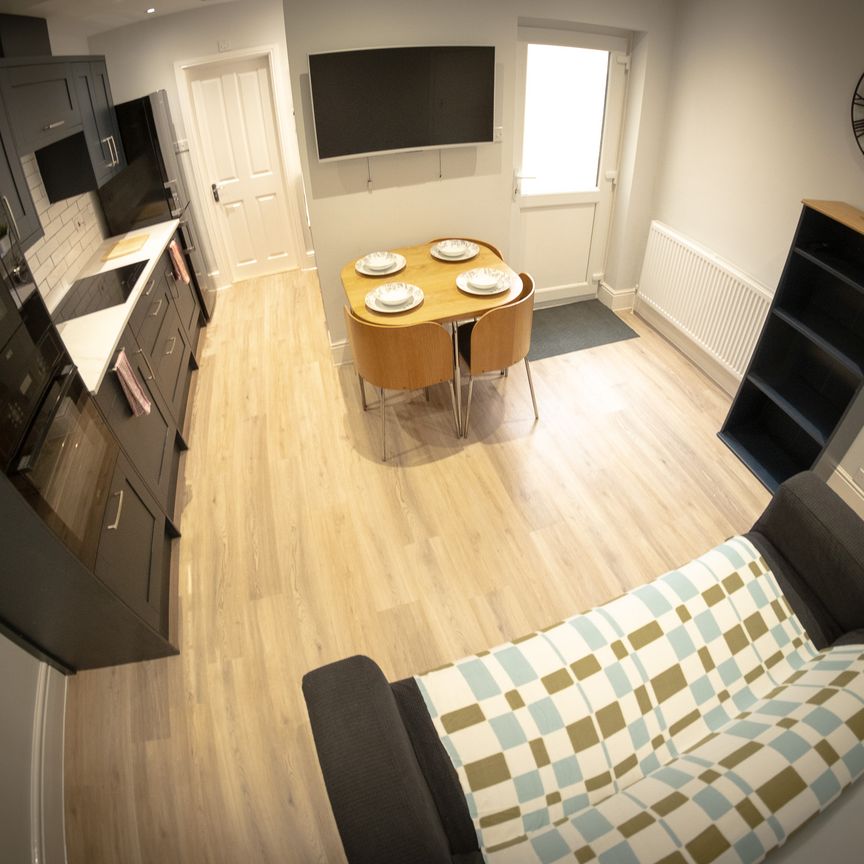 4x Double Rooms, near RHS and City Centre. Room 1 - Photo 1