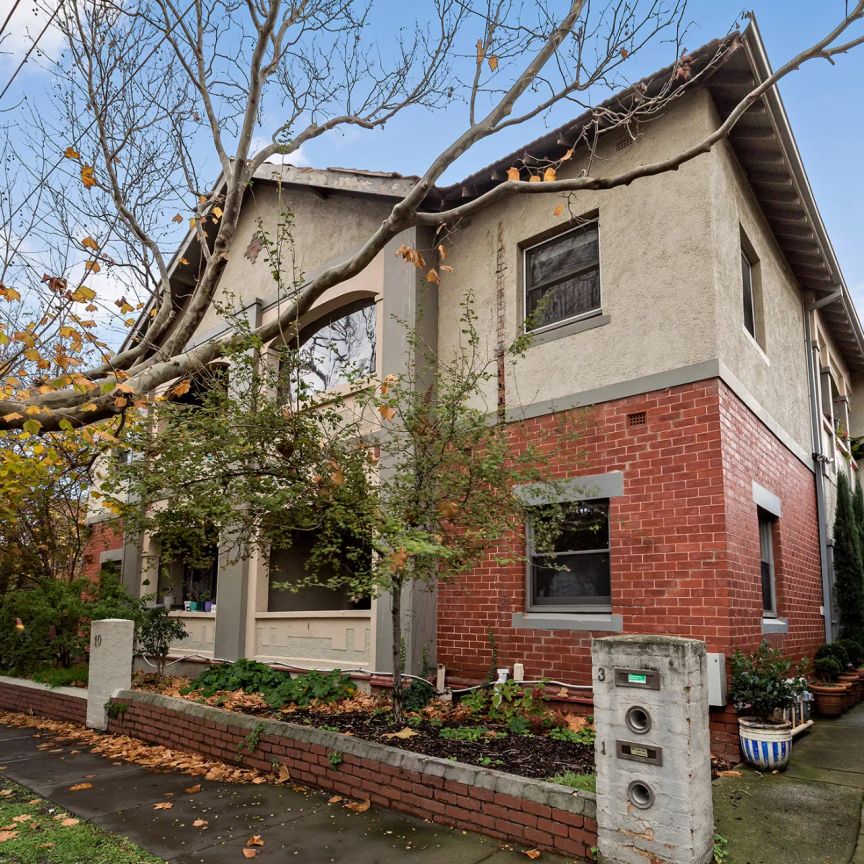 Charming Art Deco Ground Floor Apartment in Prime Elwood Location - Photo 1