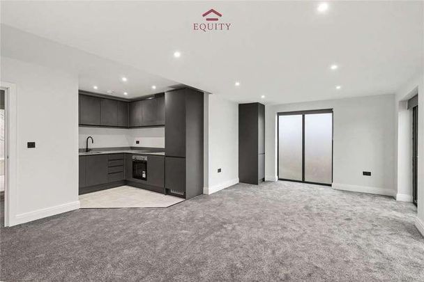 Bullsmoor Lane, Enfield, EN3 - Photo 1