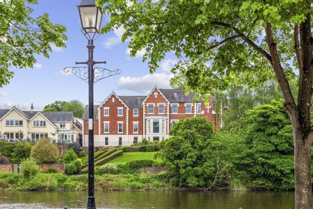 Lovely riverside apartment in a highly sought-after conservation area in the city - AVAILABLE NOW. - Photo 3