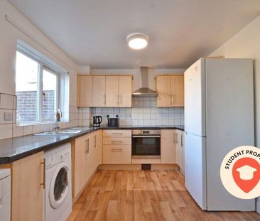 4 bedroom semi-detached house to rent - Photo 4