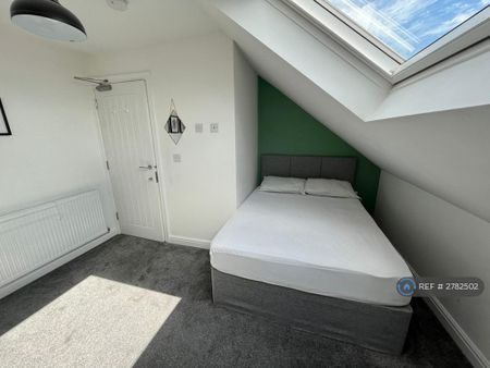 1 bedroom in a house share to rent - Photo 2