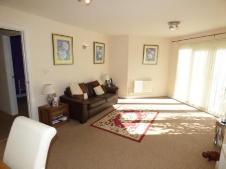 2 bedroom ground floor flat to rent - Photo 2